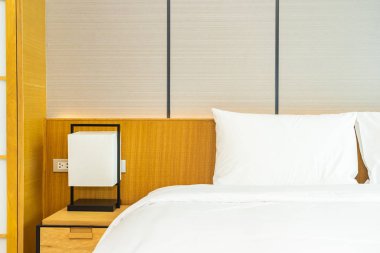 Güzel lüks rahat beyaz yastık ve battaniye yatakta