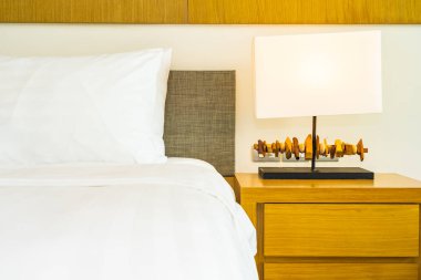 Hafif lamba ile yatak dekorasyonbeyaz rahat yastık