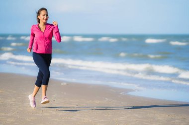 Portre güzel genç Asyalı kadın çalışan ve t üzerinde egzersiz