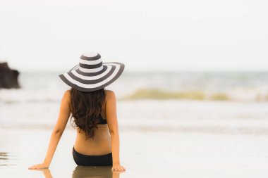 Portre güzel genç Asyalı kadın plaj se üzerinde bikini giymek