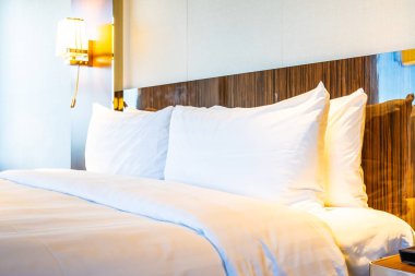 Yatakta güzel rahat beyaz yastık