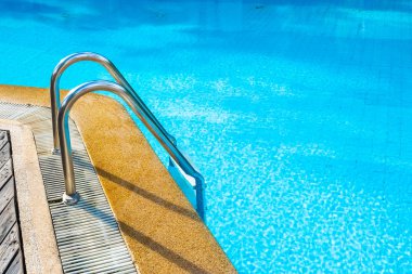 Merdivenli otel beldesinde güzel açık yüzme havuzu