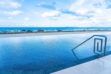 Beyaz bulut ile otel beldesinde güzel açık yüzme havuzu