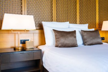 Yatak ve battaniye üzerinde güzel lüks rahat beyaz yastık Dec