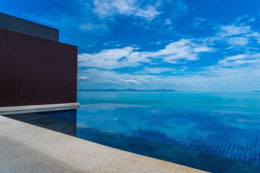 Beyaz bulut bl üzerinde deniz okyanusu ile güzel açık yüzme havuzu