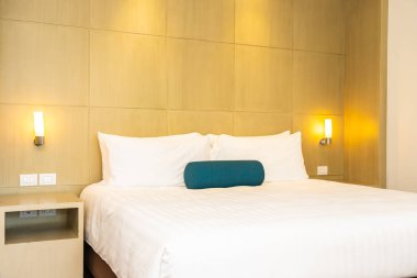 Yatak dekorasyon iç güzel beyaz yastık ve battaniye