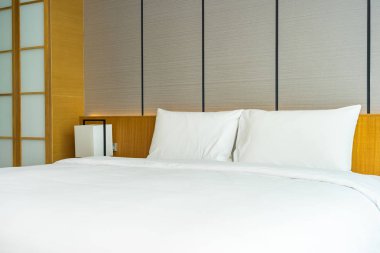 Güzel lüks rahat beyaz yastık ve battaniye yatakta