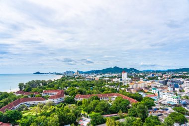 Deniz oce etrafında hua hin şehirde güzel manzara ve şehir manzarası