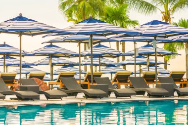 Otel re açık yüzme havuzu etrafında Şemsiye ve sandalye kanepe