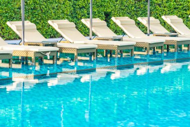 Otel re açık yüzme havuzu etrafında Şemsiye ve sandalye kanepe