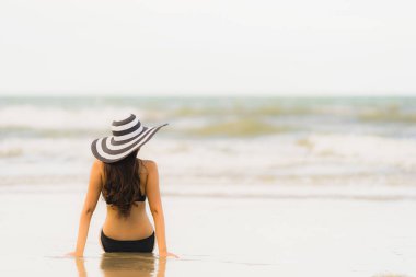 Portre güzel genç Asyalı kadın plaj se üzerinde bikini giymek
