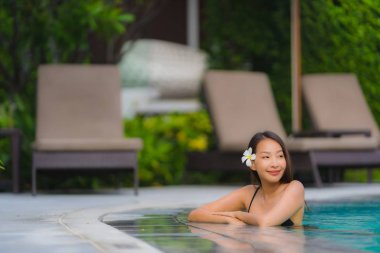 Portre genç asyalı kadın rahatla gülümseme açık yüzmek etrafında mutlu