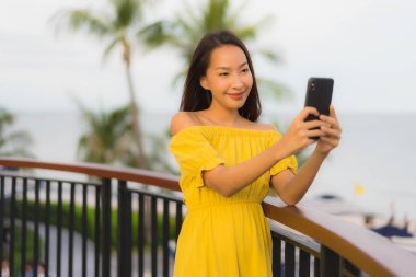 Mobil veya akıllı telefon aroun kullanarak güzel portre asyalı kadınlar