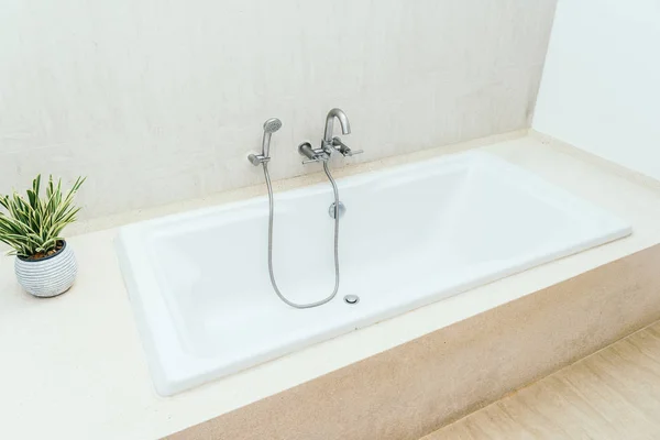 Hermosa bañera blanca de lujo decoración interior del baño —  Fotos de Stock