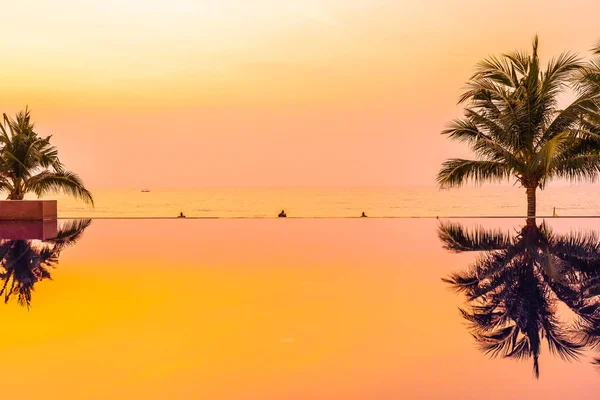Schöne Landschaft im Freien mit Kokospalmen um Swimmi — Stockfoto