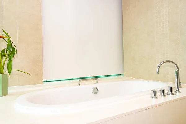 Красивая роскошь и чистый белый интерьер ванной украшения — стоковое фото