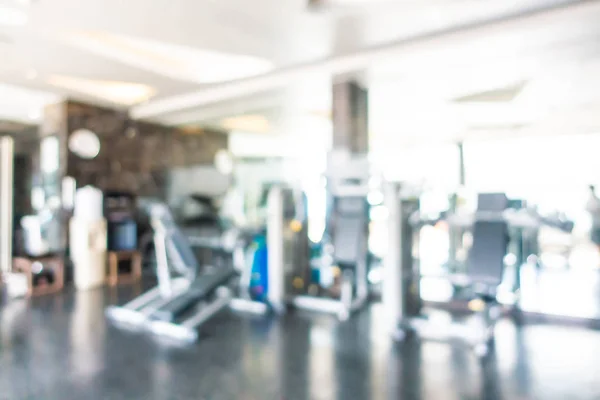 Equipamento de fitness abstrato desfocado e desfocado no interior da sala de ginástica — Fotografia de Stock