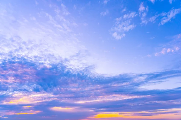 Bela nuvem ao redor do céu ao nascer do sol — Fotografia de Stock