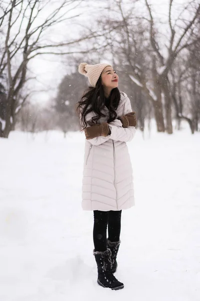 Bela jovem ásia mulher sorrindo feliz para viagem no neve ganhar — Fotografia de Stock