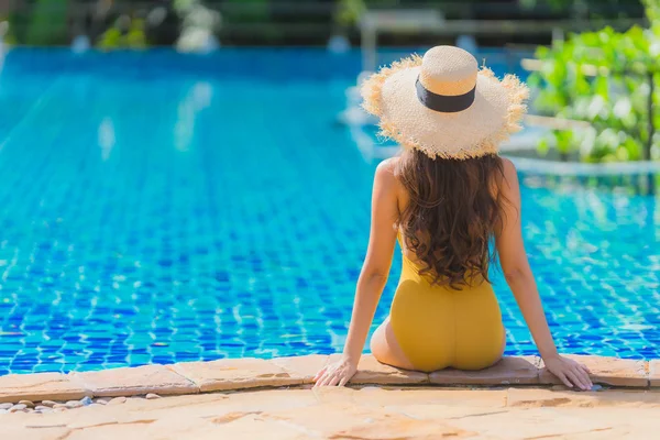 Retrato bonito jovem asiático mulher lazer relaxar sorriso e hap — Fotografia de Stock