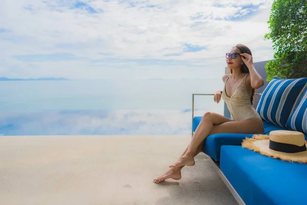 Retrato jovem mulher asiática relaxar sorriso feliz ao redor natação poo — Fotografia de Stock