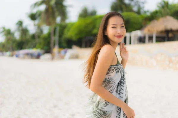 Portrét krásných asijských žen šťastný úsměv relaxovat na tropickém — Stock fotografie
