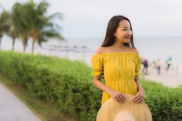 肖像 美丽的 亚洲 妇女 快乐 微笑 放松 在 热带 — 图库照片