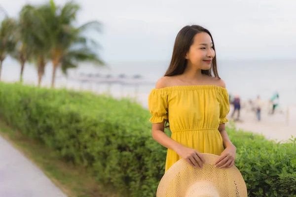 Porträtt vackra asiatiska kvinnor Happy Smile slappna av på den tropiska — Stockfoto