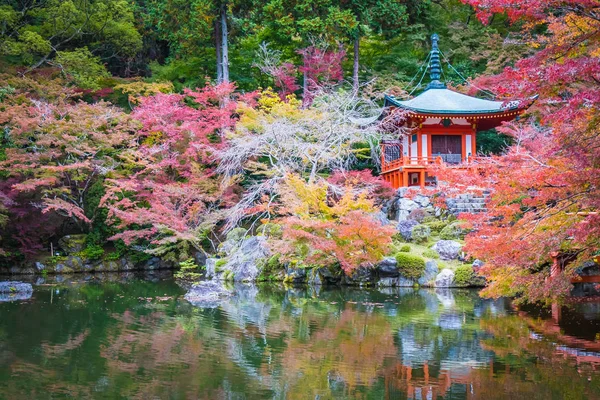 Vackra Daigoji tempel med färgglada träd och blad i höst s — Stockfoto