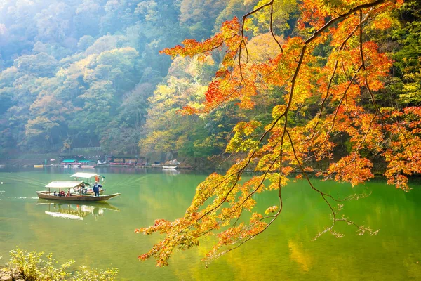 Beautiful Arashiyama river with maple leaf tree and boat around — Stock Photo, Image