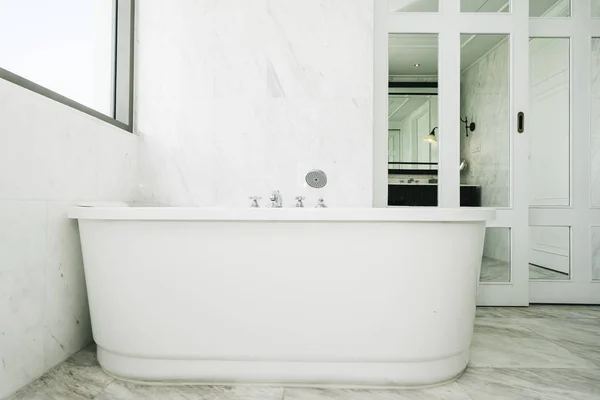 Gyönyörű luxus kád fehér dekoráció-belső fürdőszoba — Stock Fotó