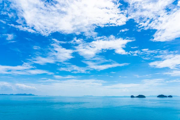 Mar de praia tropical ao ar livre bonito em torno da ilha de samui com co — Fotografia de Stock