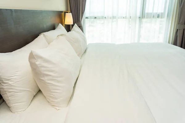 Belo luxo confortável travesseiro branco e cobertor na cama — Fotografia de Stock