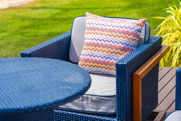 Bekväm kudde på soffa dekoration utomhus uteplats — Stockfoto