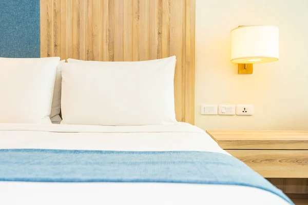 ライトランプ付きベッドデコレーションの白い快適な枕 — ストック写真