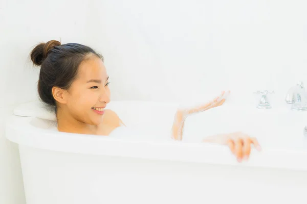 Retrato bonito jovem asiático mulher tomar uma banheira no banheiro — Fotografia de Stock