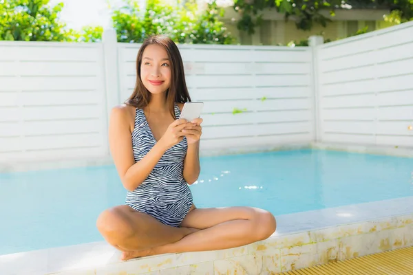 Портрет красива молода азіатка щаслива посмішка говорити мобільний фені — стокове фото