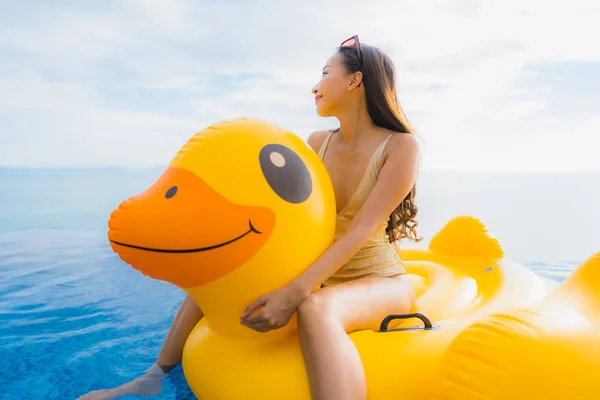 Portrait jeune femme asiatique sur flotteur gonflable jaune canard nom — Photo