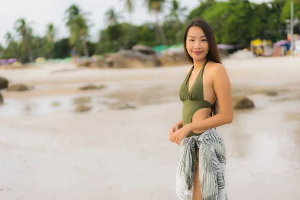 Portrait belles femmes asiatiques sourire heureux se détendre sur le tropical — Photo