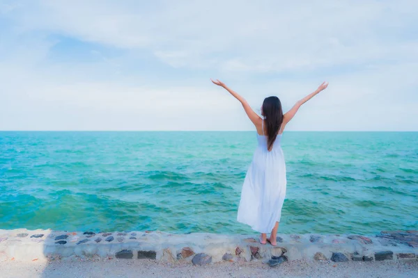 Ritratto belle donne asiatiche intorno spiaggia mare oceano con felice — Foto Stock