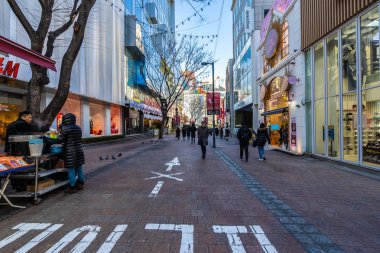 Seoul, Güney Kore 10 Aralık 2018: Myeong dong pazarı 