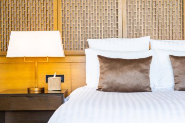 Yatak ve battaniye üzerinde güzel lüks rahat beyaz yastık Dec