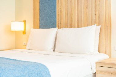 Hafif lamba ile yatak dekorasyonbeyaz rahat yastık