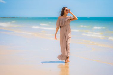 Portre güzel genç Asyalı kadın mutlu gülümseme Relax tr