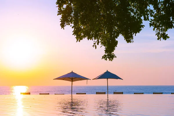 Schöne Landschaft Freibad mit Sonnenschirm und Liege — Stockfoto
