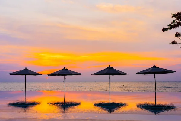 Sonnenschirm und Liegestuhl rund um Schwimmbad Neary Meer Ozean Strand bei — Stockfoto