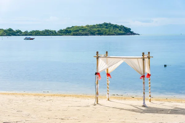 Vackra utomhus tropiska stranden havet med paraply stol a — Stockfoto