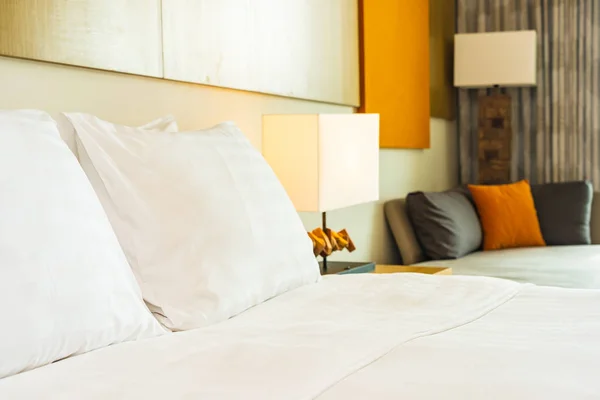 Weißes bequemes Kissen auf Bettdekoration mit Lampe — Stockfoto