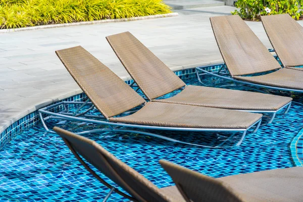 Cadeira vazia para se sentar e relaxar em torno de piscina ao ar livre po — Fotografia de Stock