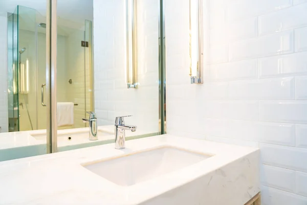 Kraanwater en wastafel decoratie in badkamer interieur — Stockfoto